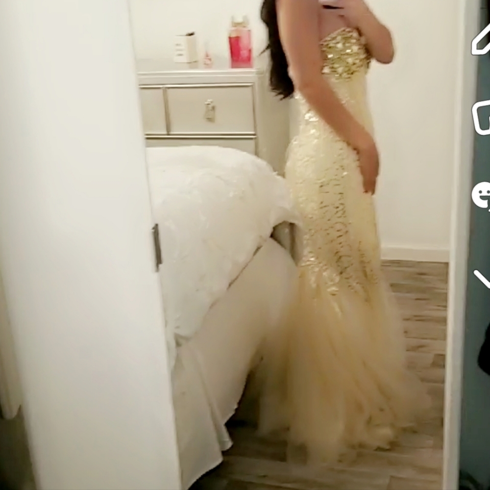 Mermaid GOLD Prom Dress. Size 4. Ony worn once. Crystal bodice. Tule skirt. - Picture 5 of 6